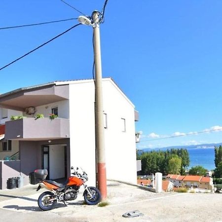 Apartment Rene Omis Exterior photo