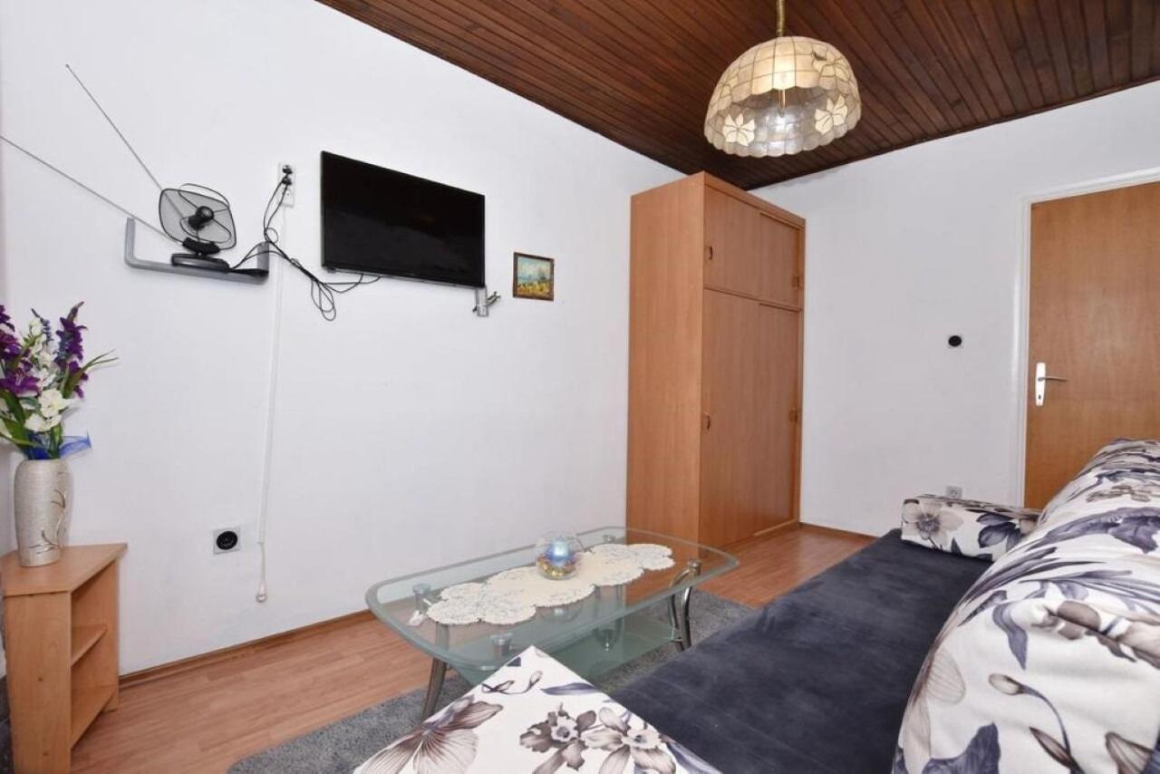 Apartment Rene Omis Exterior photo
