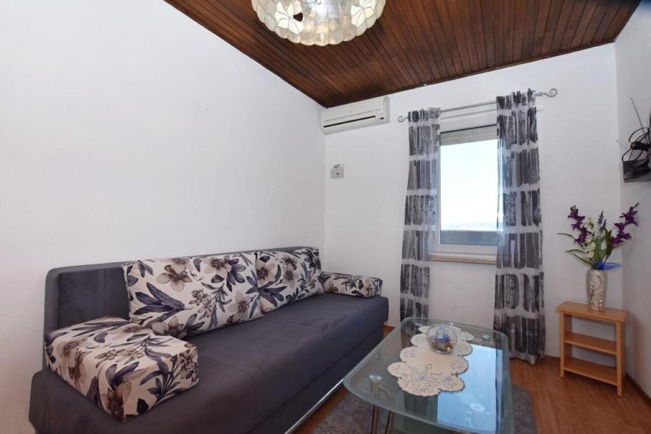 Apartment Rene Omis Exterior photo