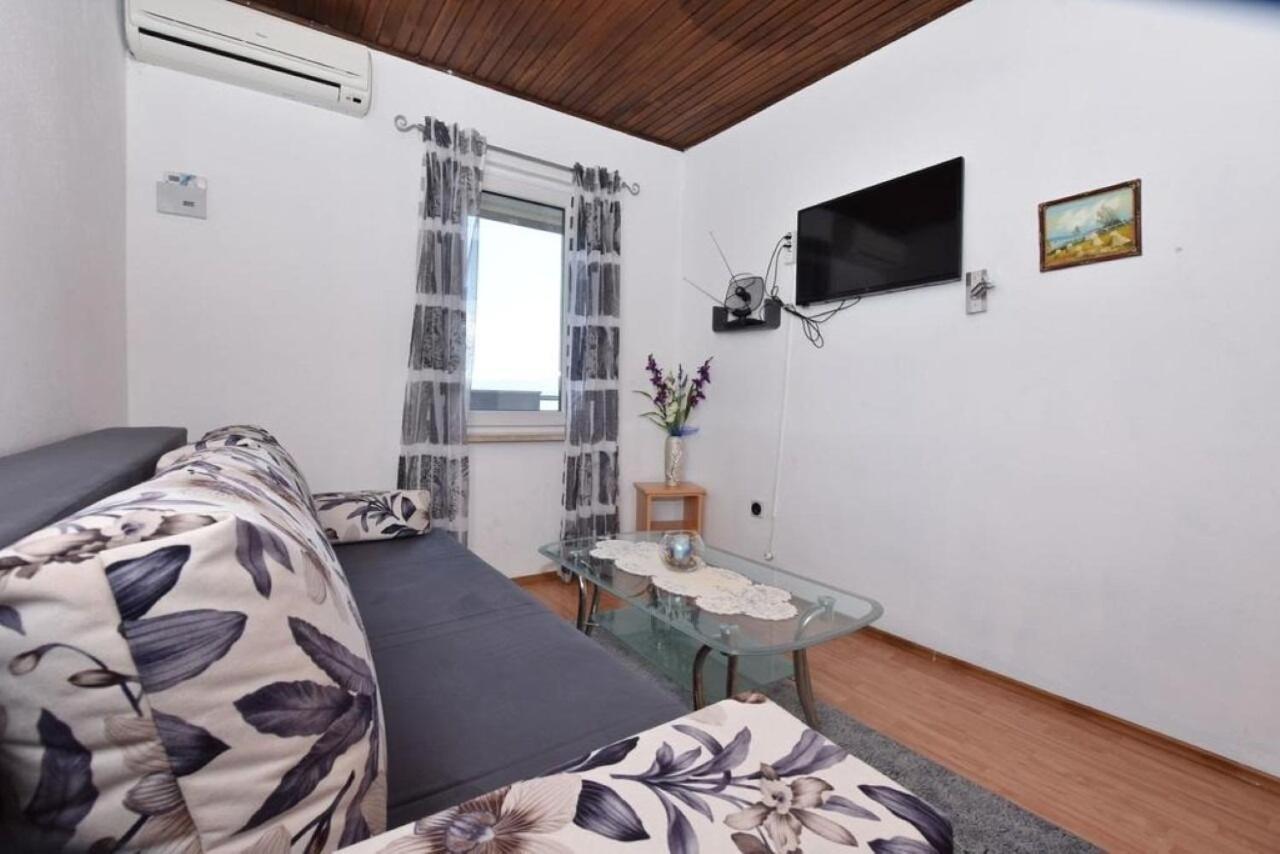 Apartment Rene Omis Exterior photo