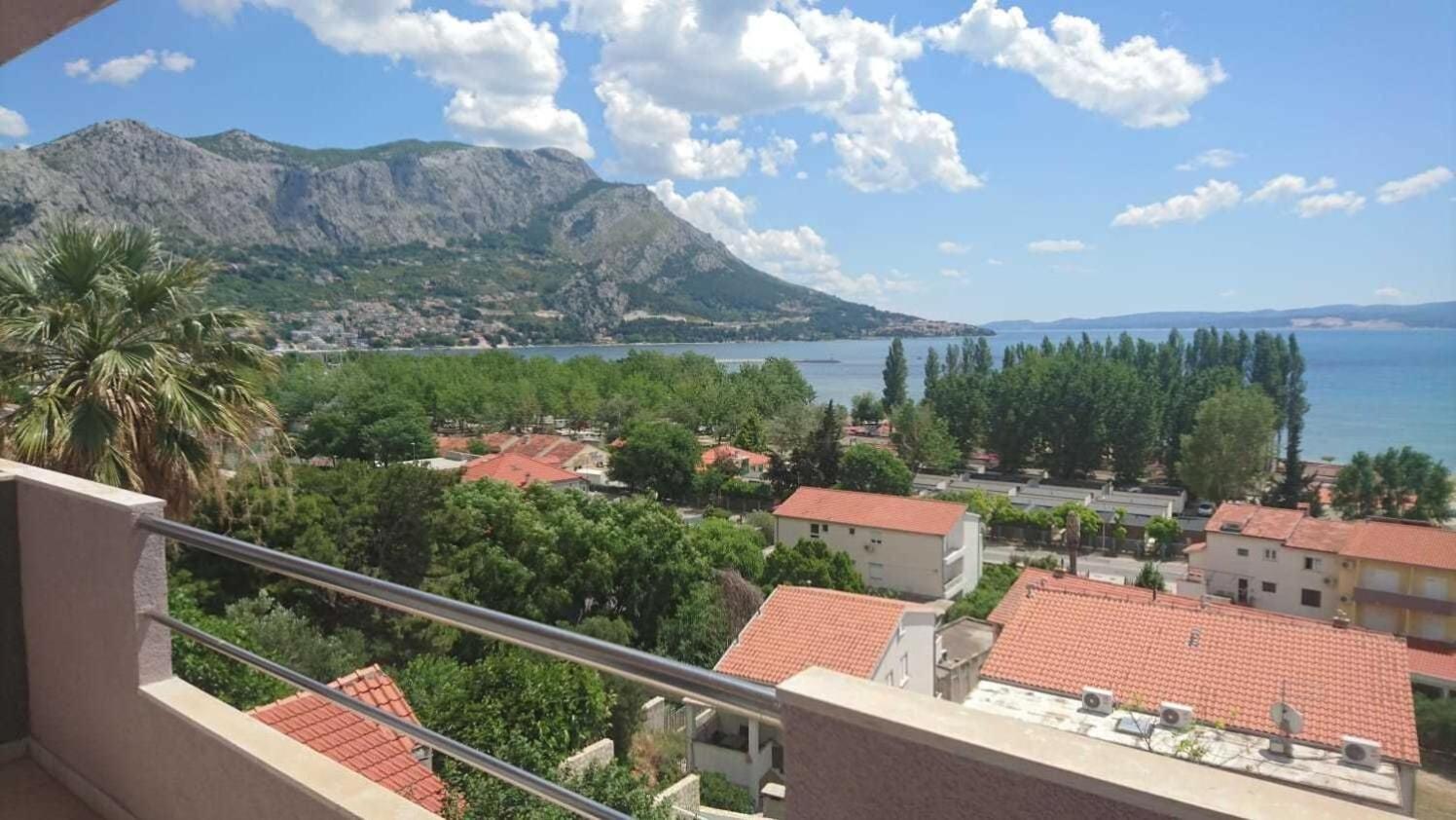 Apartment Rene Omis Exterior photo