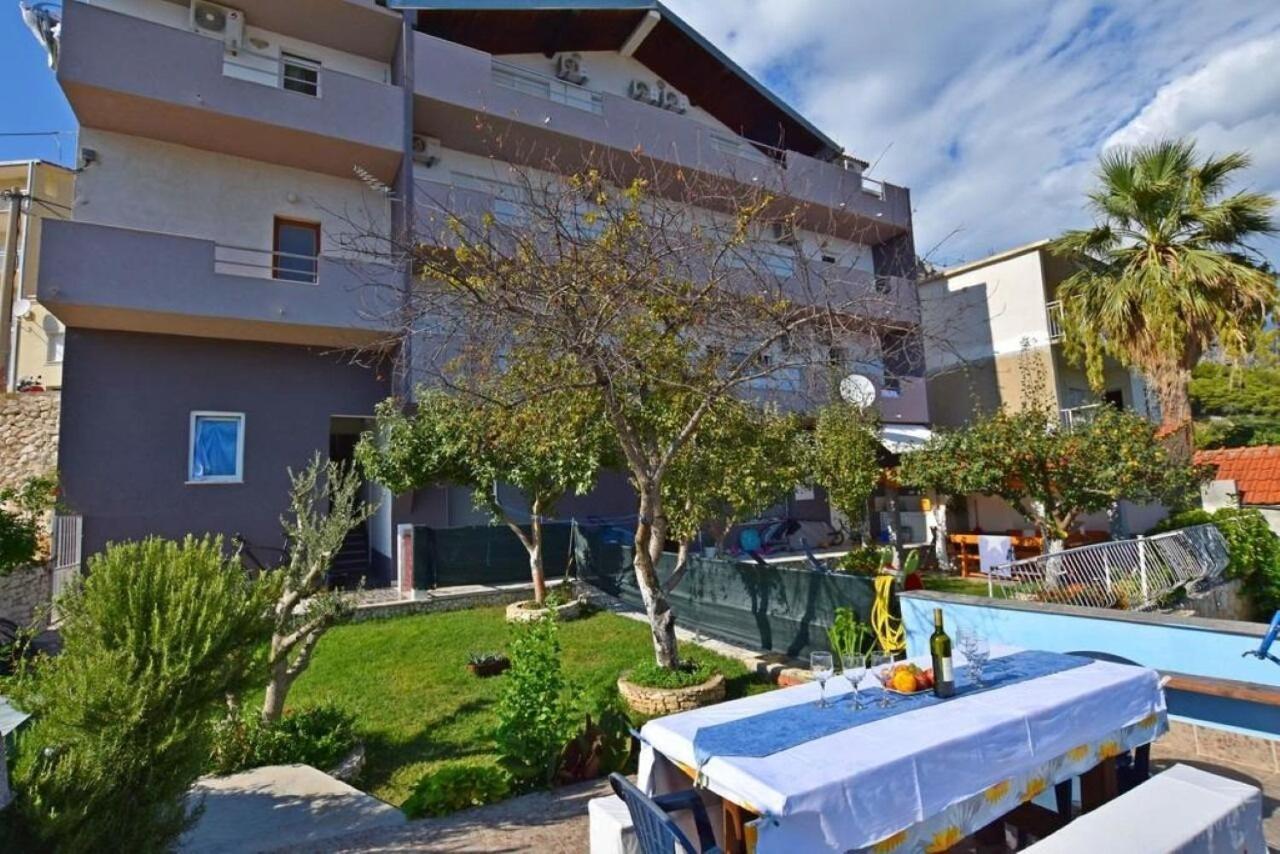 Apartment Rene Omis Exterior photo