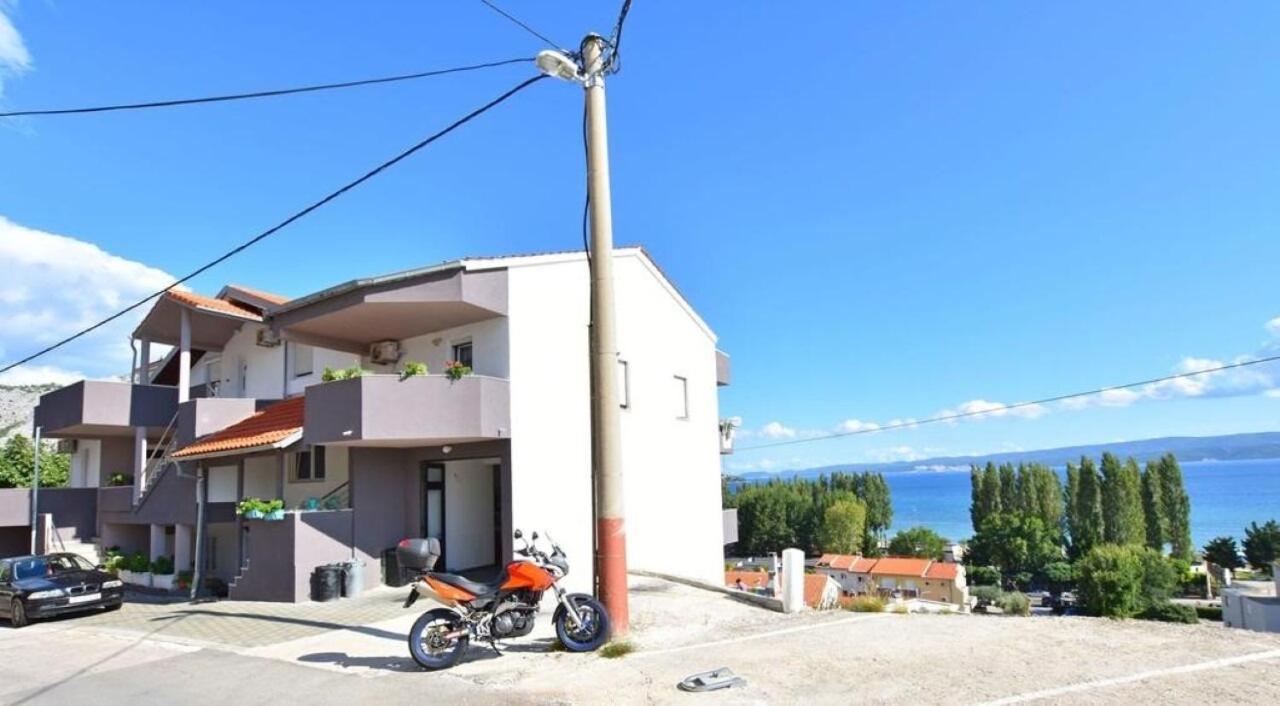Apartment Rene Omis Exterior photo