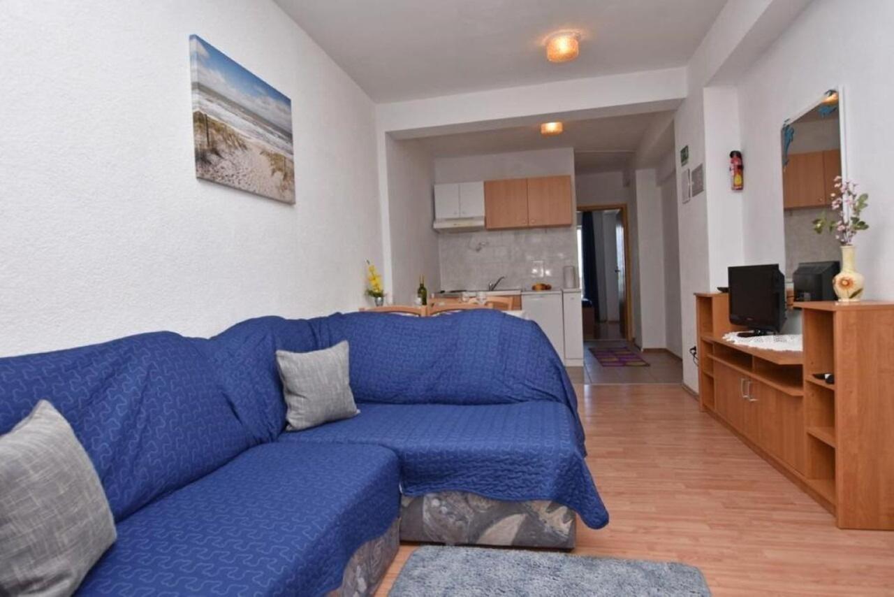Apartment Rene Omis Exterior photo