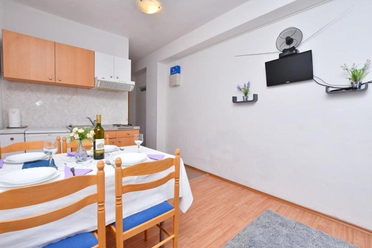 Apartment Rene Omis Exterior photo